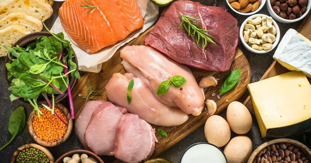 Produkty bogate w białko: mięso, rośliny strączkowe, orzechy, jajka