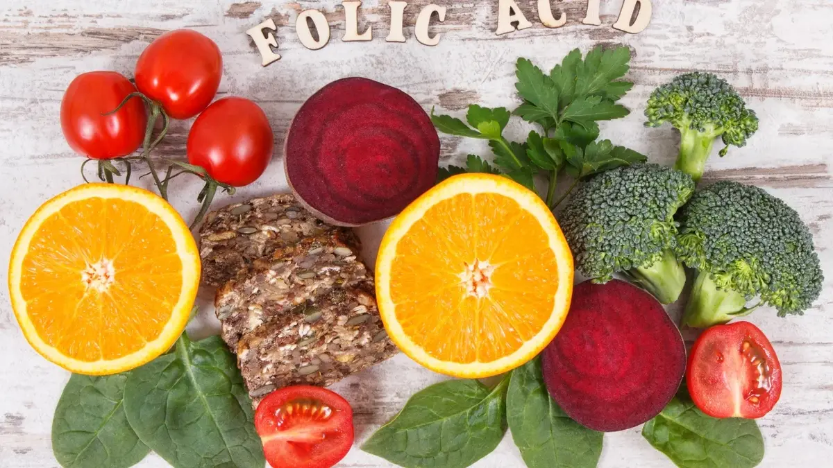 Warzywa i owoce zawierające kwas foliowy na jasnym tle
