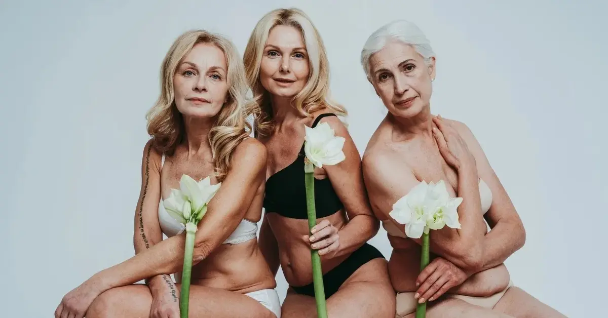 Trzy dojrzałe kobiety w bieliźnie z kwiatami 