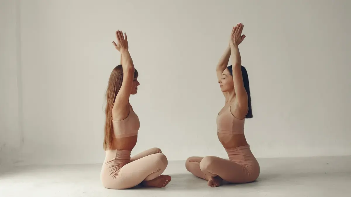 Kobiety urpawiające jogę 
