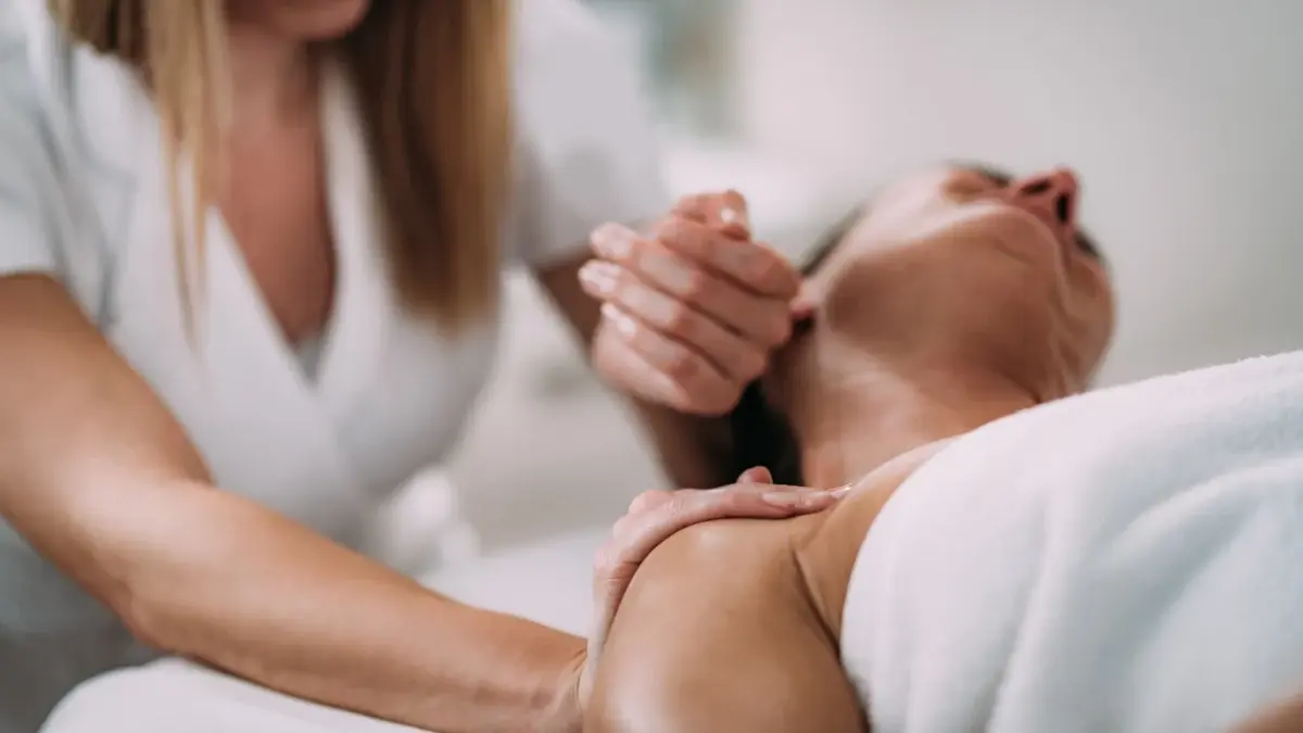 Kobieta podczas masażu karku