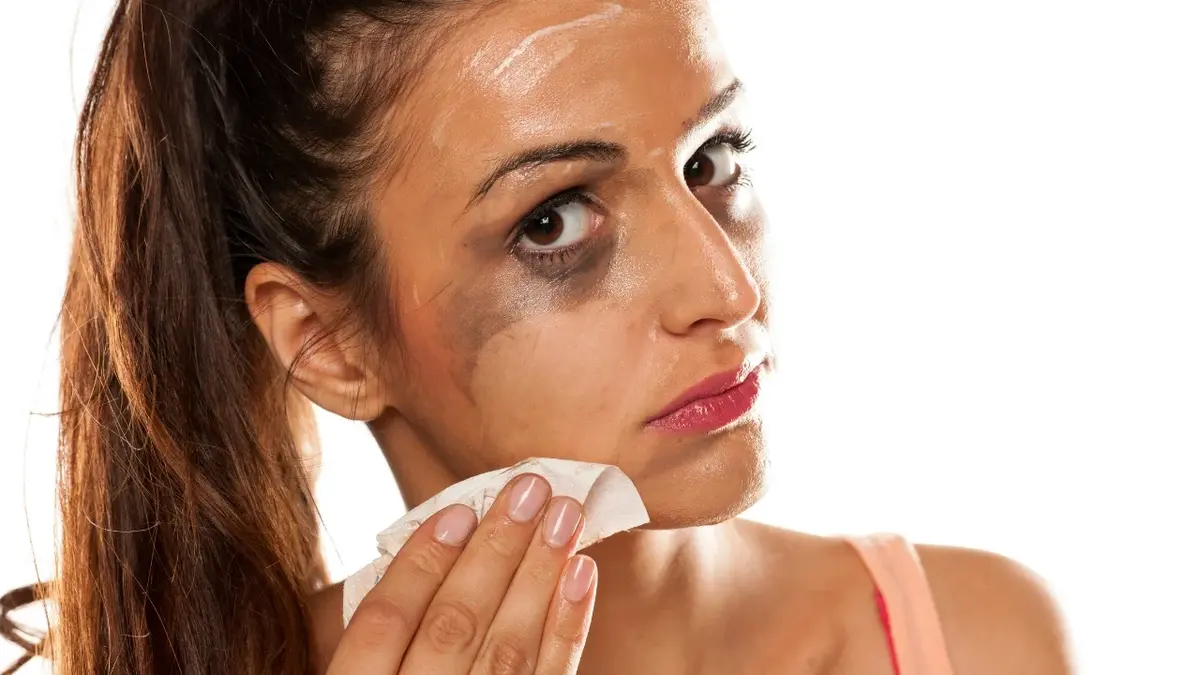 Kobieta zmywająca makijaż