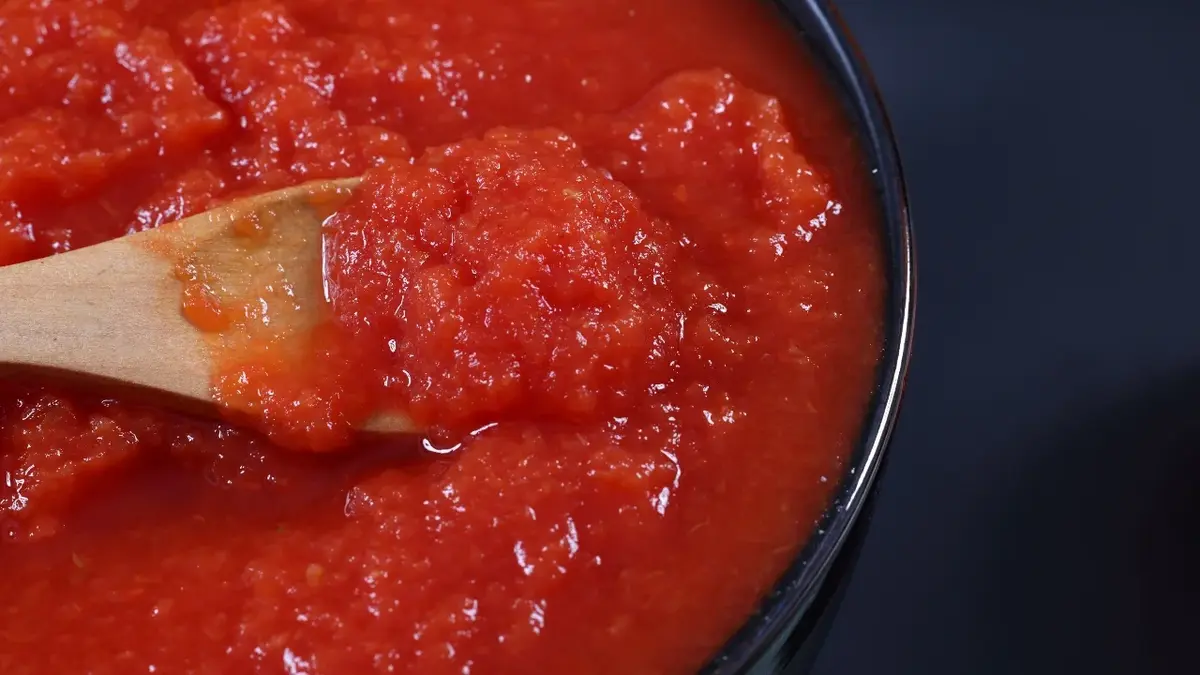 Przecier pomidorowy gotowany w płytkim garnku
