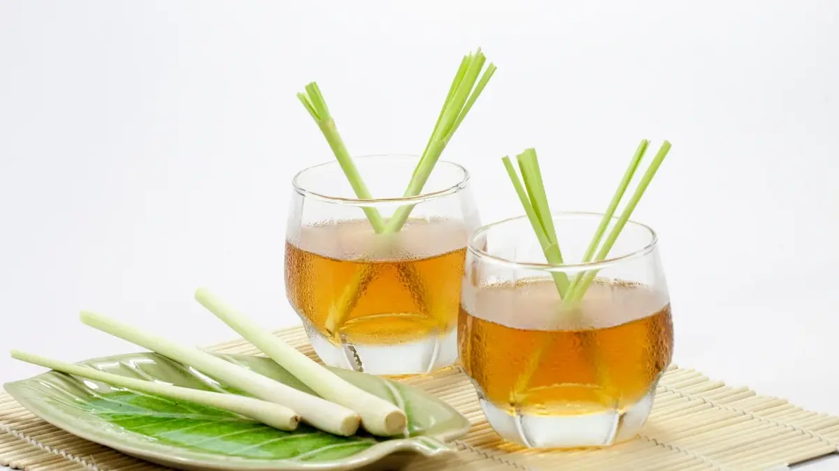 Herbata z trawy cytrynowej w dwóch szklankach 