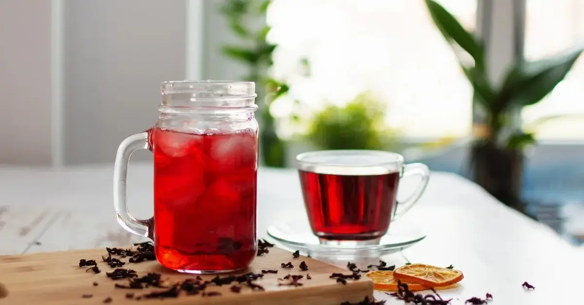 herbata z hibiskusa w dzbanku i szklance na blacie 