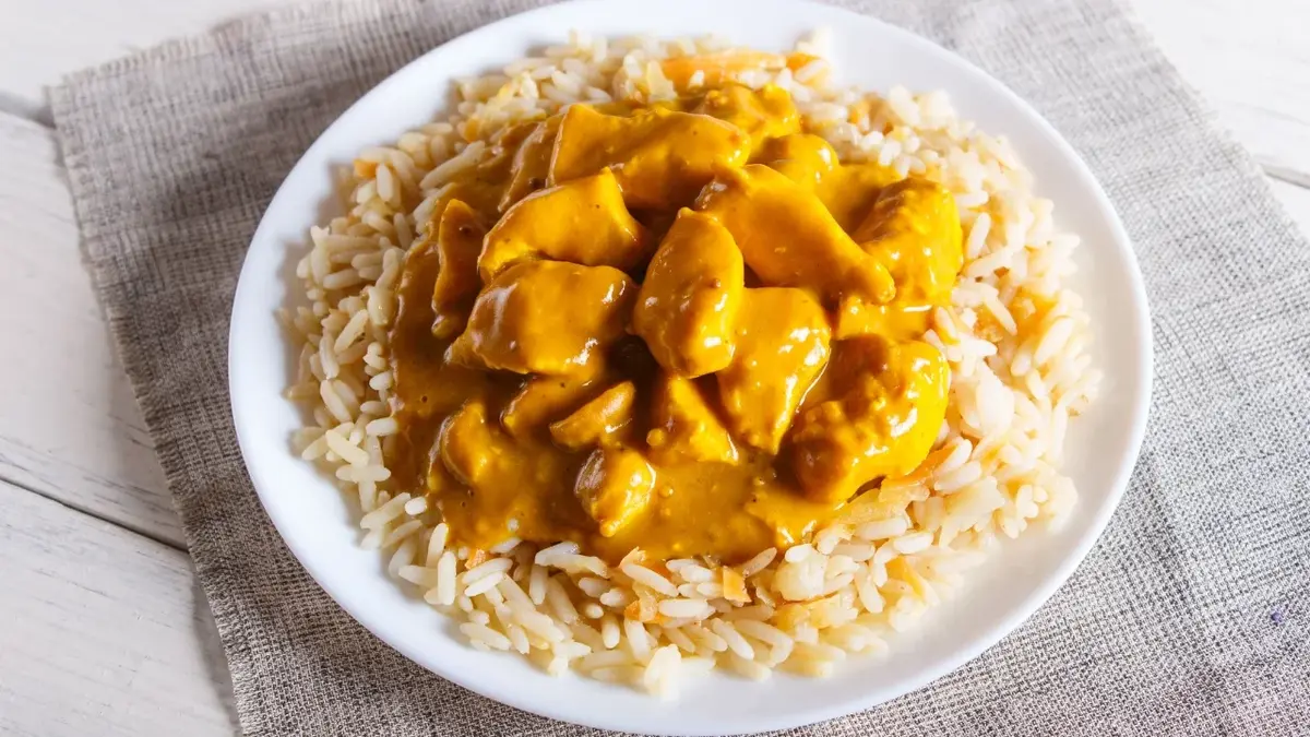Kurczak w sosie curry na ryżu