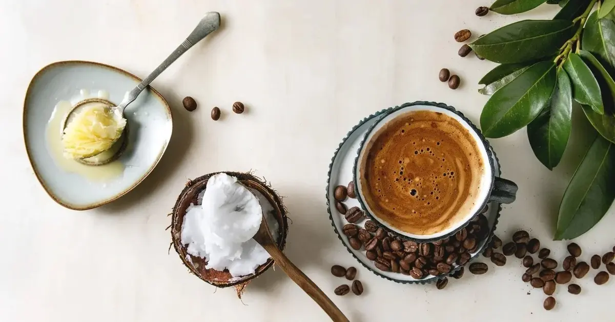 Kawa kuloodporna w filiżance, obok masło i olej kokosowy