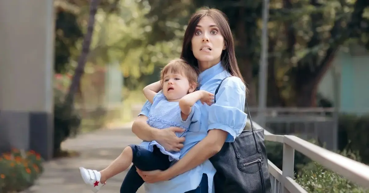 Kobieta trzymająca na rękach zdenerwowane dziecko 