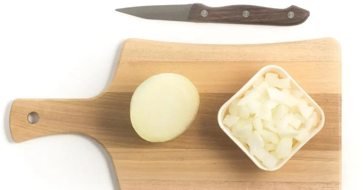 Główne zdjęcie - Jak pokroić cebulę w kostkę?