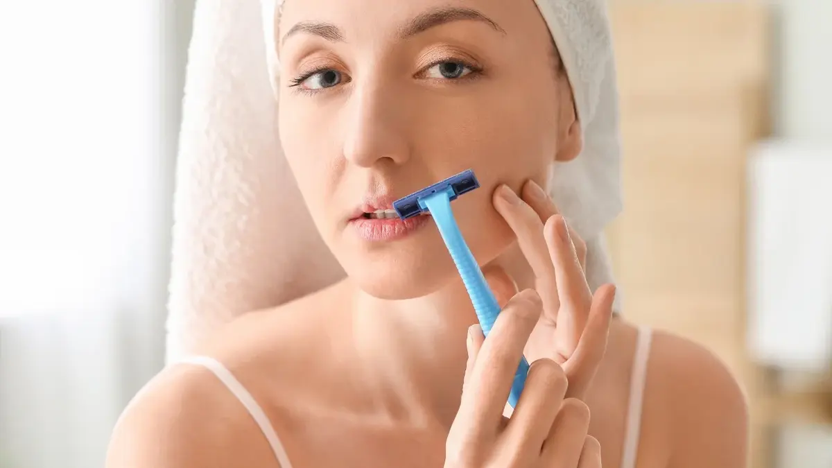 Kobieta goląca "wąsik"