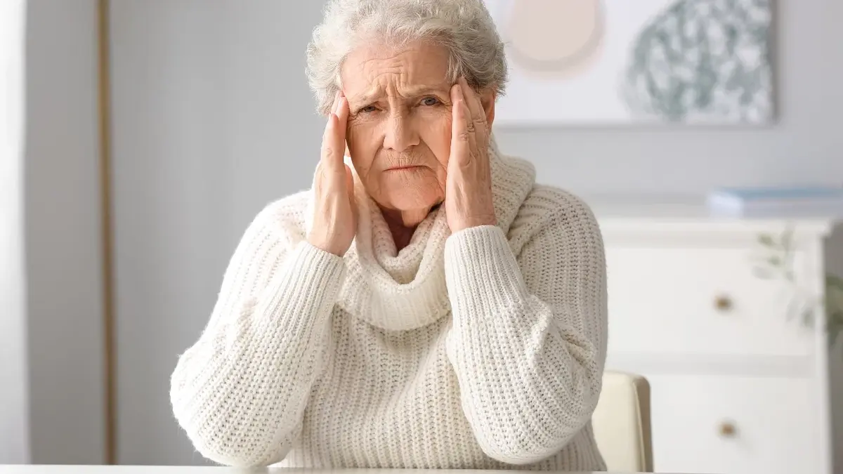 Kobieta odczuwająca ból głowy w skroniach
