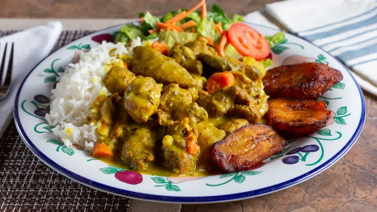 Curry z kurczaka z marchewką i ryżem w głębokim talerzu