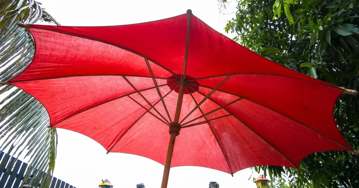 Czerowony parasol ogrodowy na tle nieba