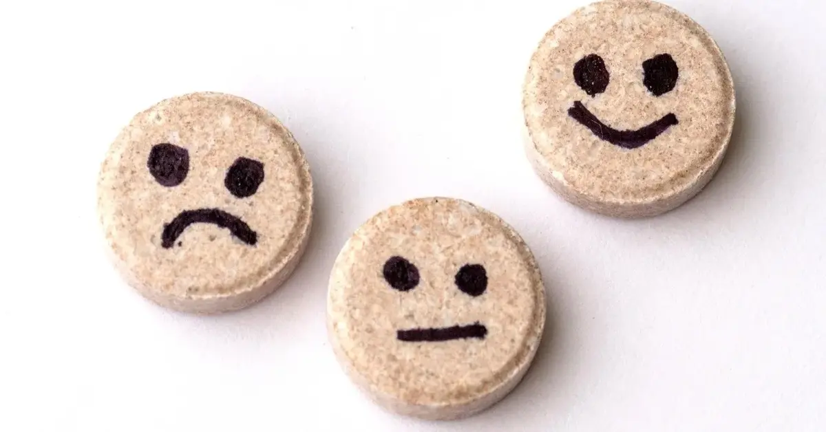 Tabletki  t buźkami - uśmiechniętymi buźkami, uśmiechniętymi i smutnymi