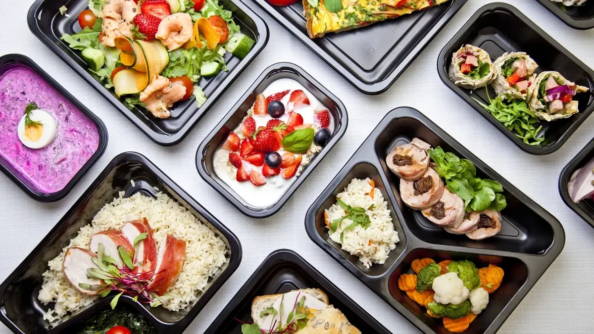 Dieta pudełkowa - różnorodne posiłki w pojemnikach plastikowych 