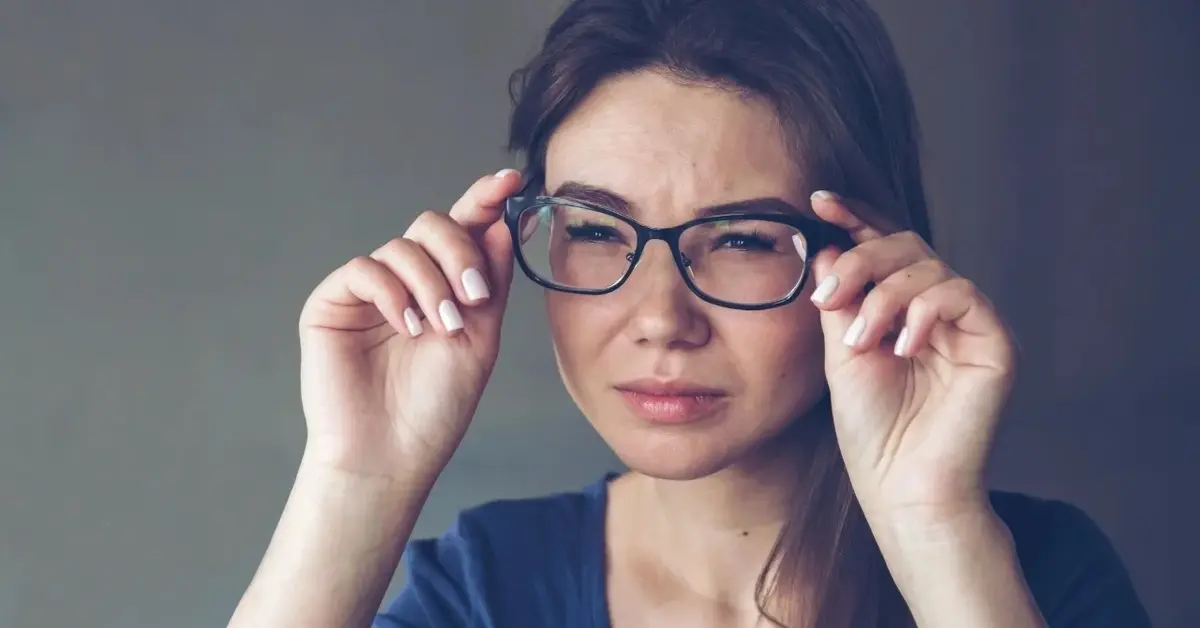 Kobieta zakładająca okulary 