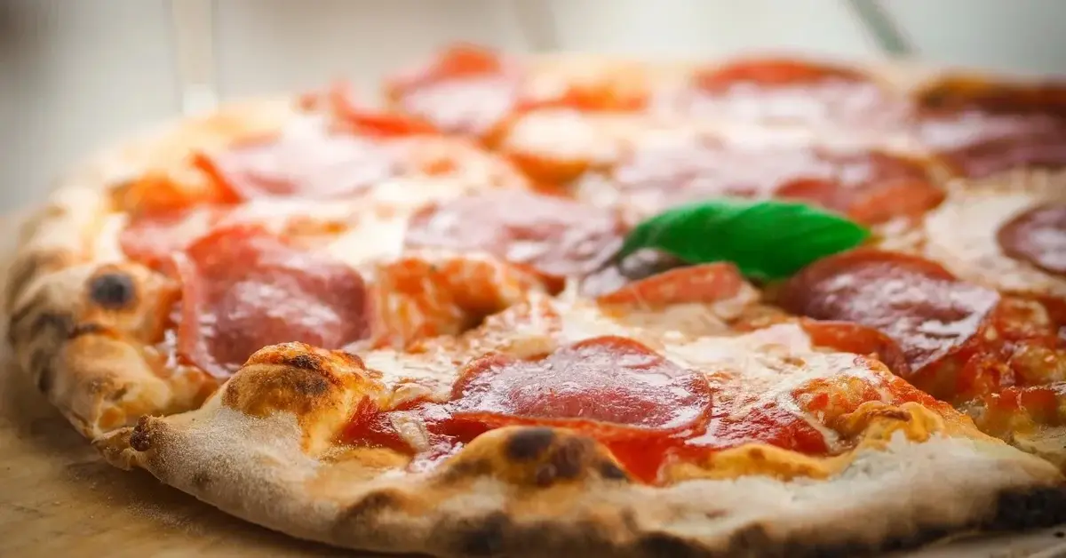 Upieczona pizza z paperoni, serem i sosem pomidorowym