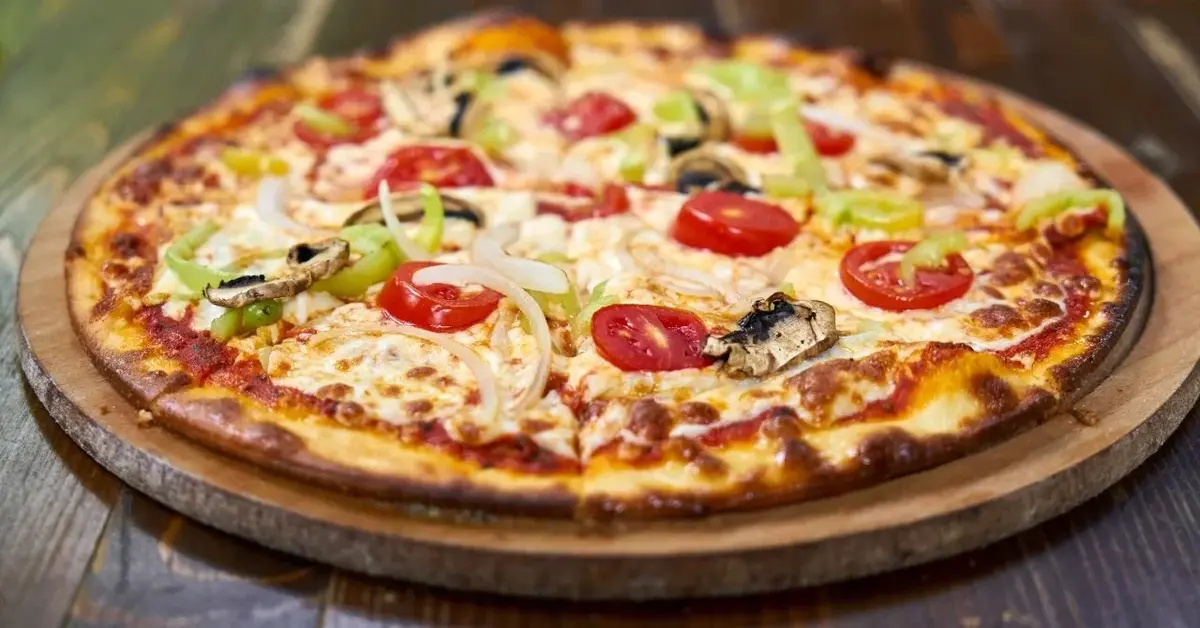 Kamień do pizzy i pizza