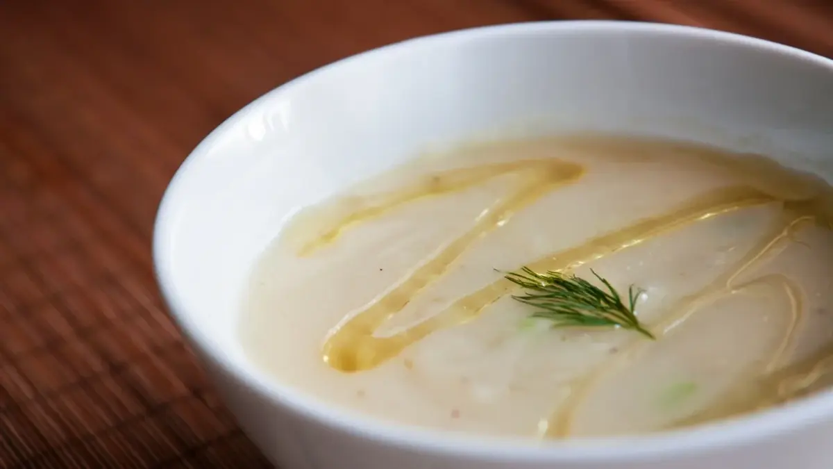Kremowa zupa kartoflanka w białej miseczce