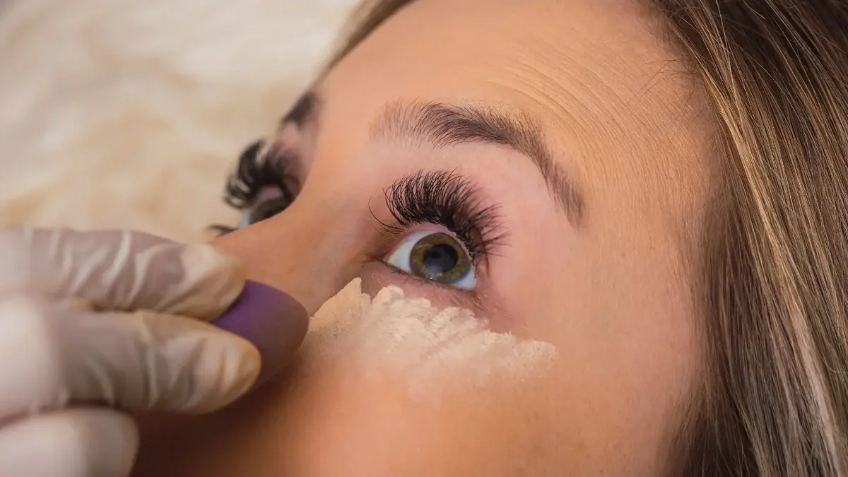 Nakładanie podkładu pod oczy za pomocą gąbki do makijażu