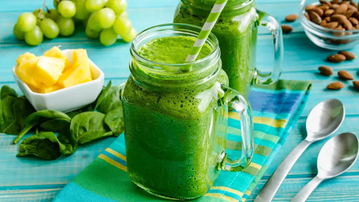 Zielony koktajl owocowo-warzywny w szklance