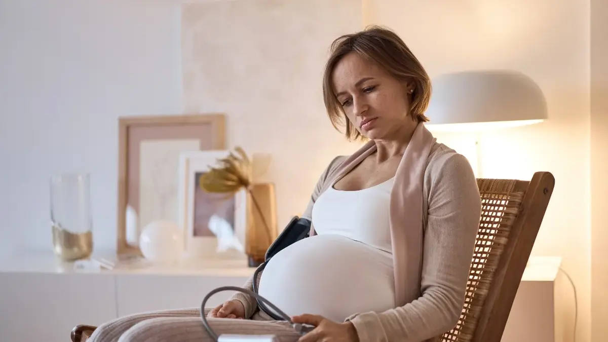 Kobieta w ciąży mierzy ciśnienie