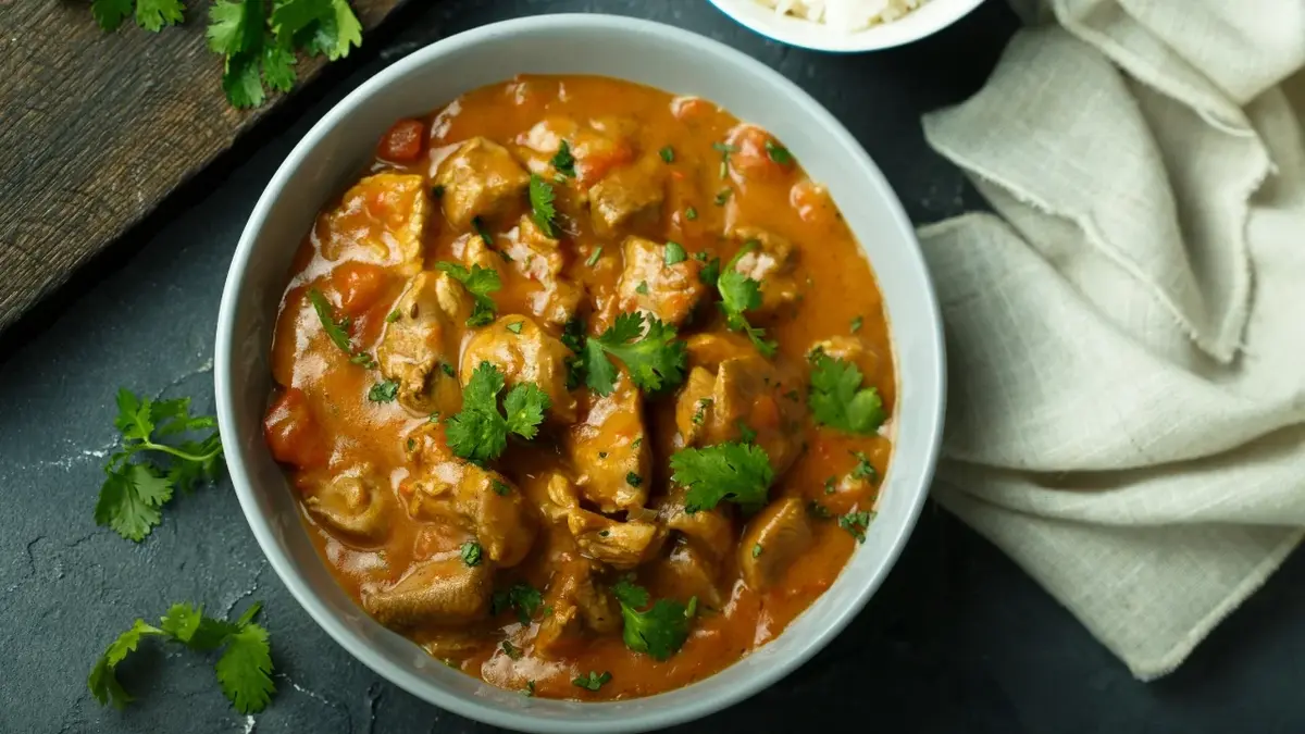 Curry z kurczakiem w głębokiej miseczce