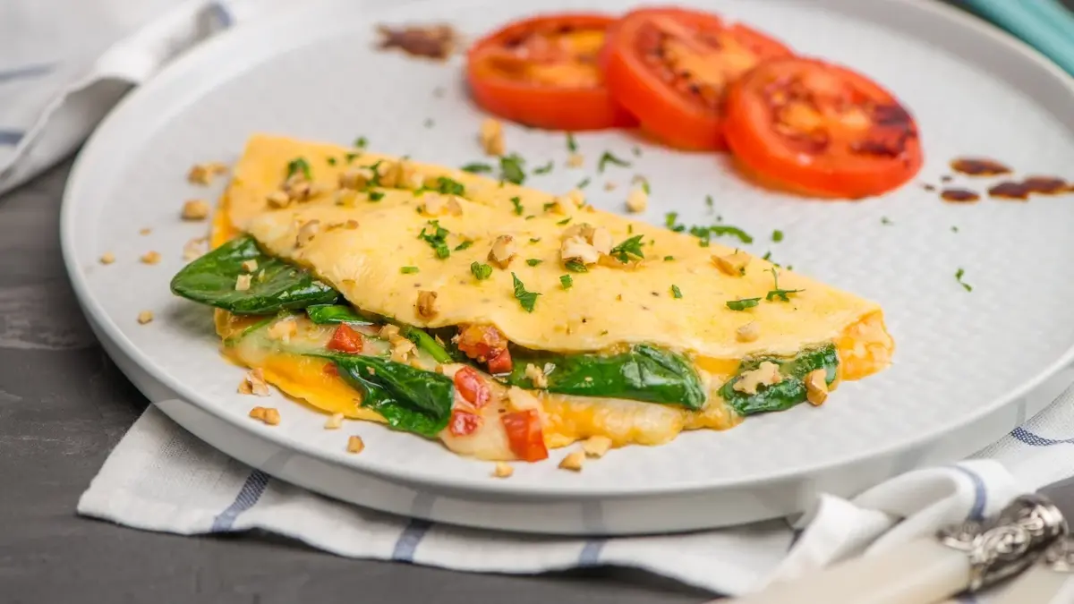 omlet z warzywami na talerzu 