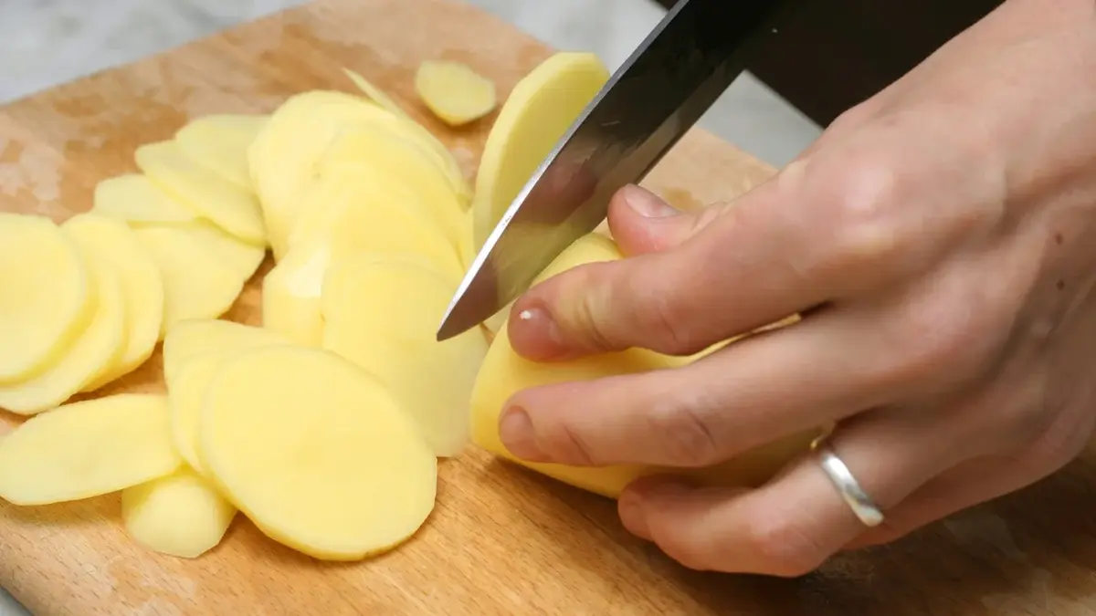 Ziemniak krojony na cienkie plasterki 