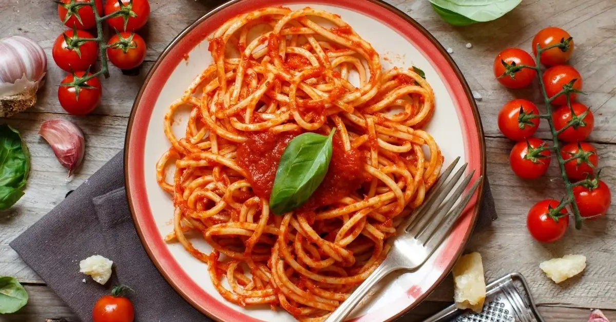 Spaghetti z sosem na talerzu