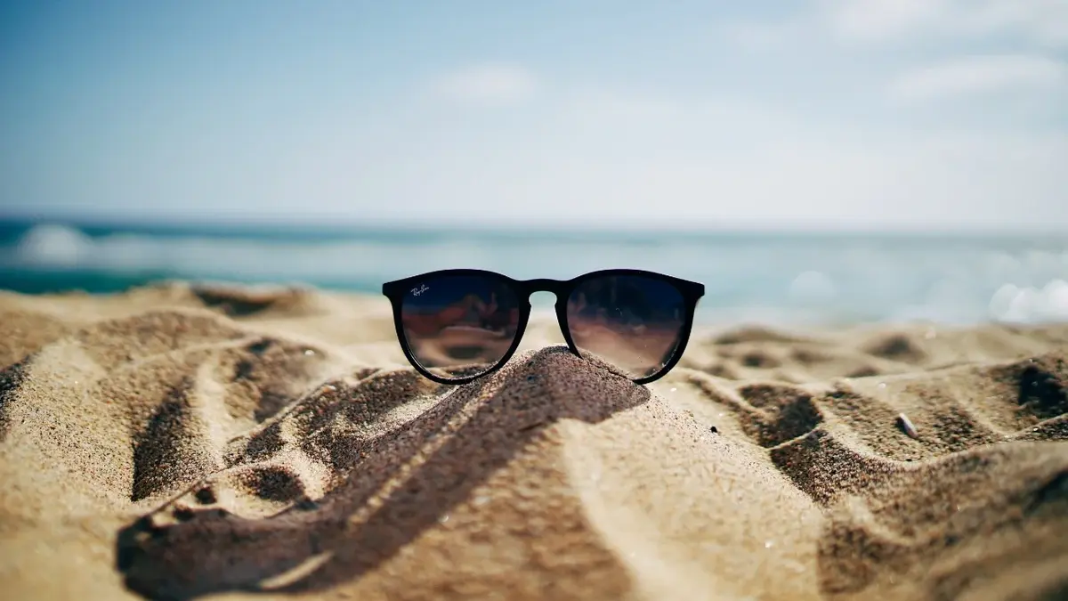 Okulary przeciwsłoneczne na plaży 