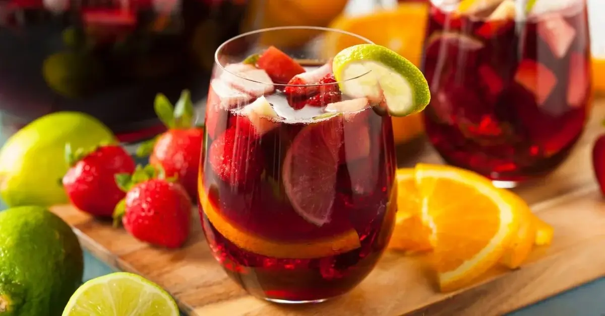 Sangria z owocami i lodem w szklankach 