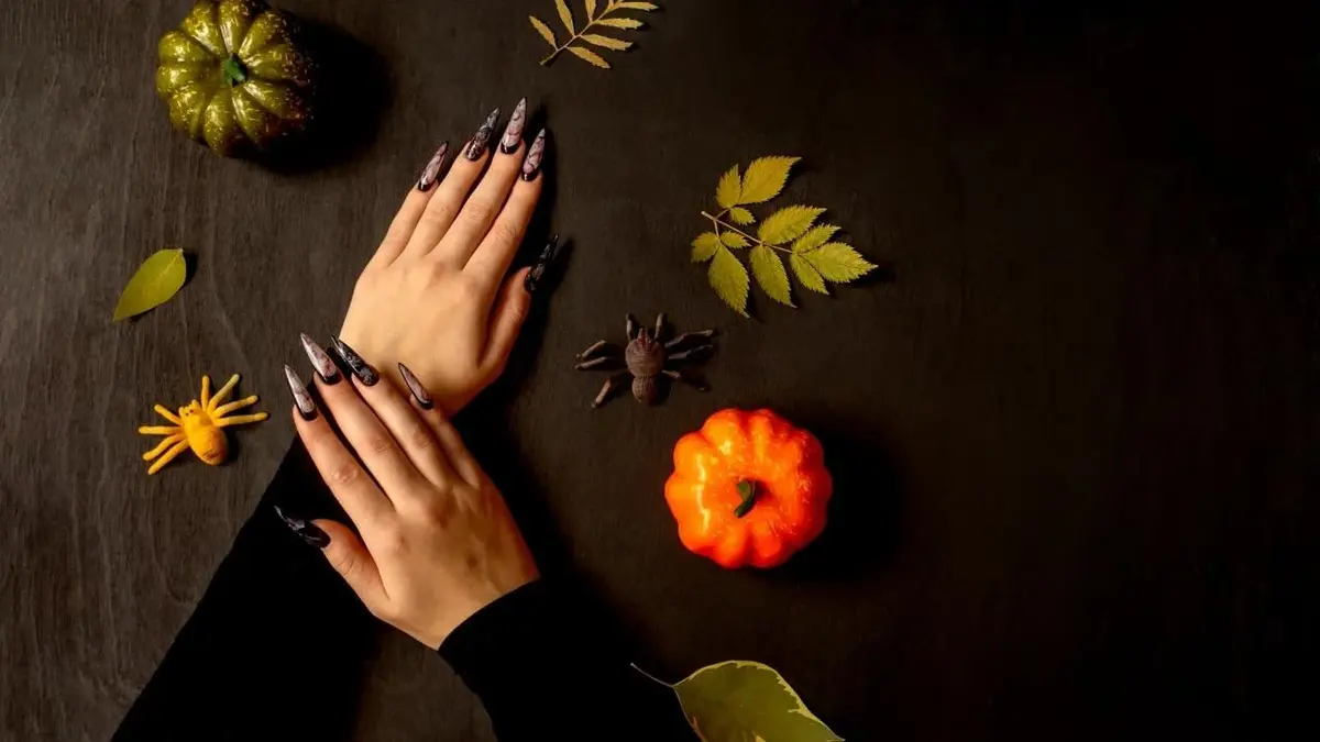 Paznokcie na Halloween pomalowane na fioletowo-czarno