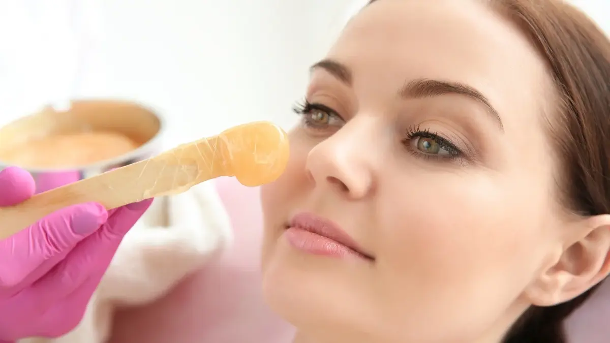 Depilacja twarzy woskiem u kosmetyczki