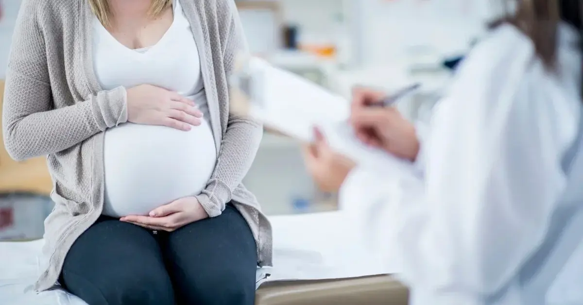 Kobieta w ciąży podczas wizyty u lekarza