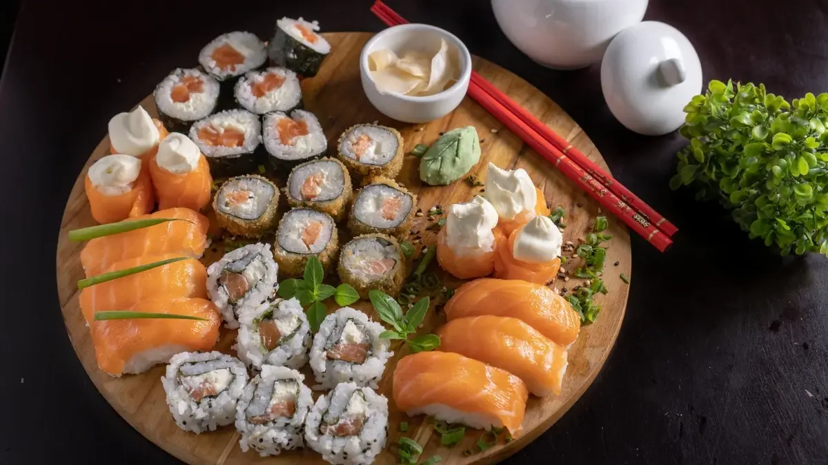 Różne rodzaje sushi na ozdobnym półmisku 