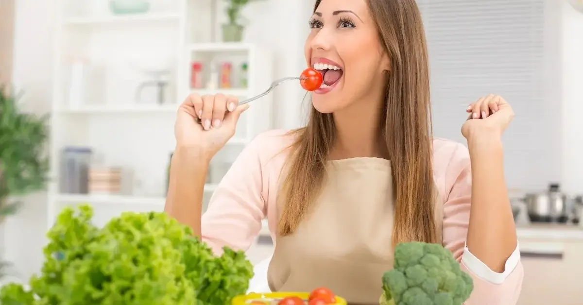 Kobieta jedząca pomidora 