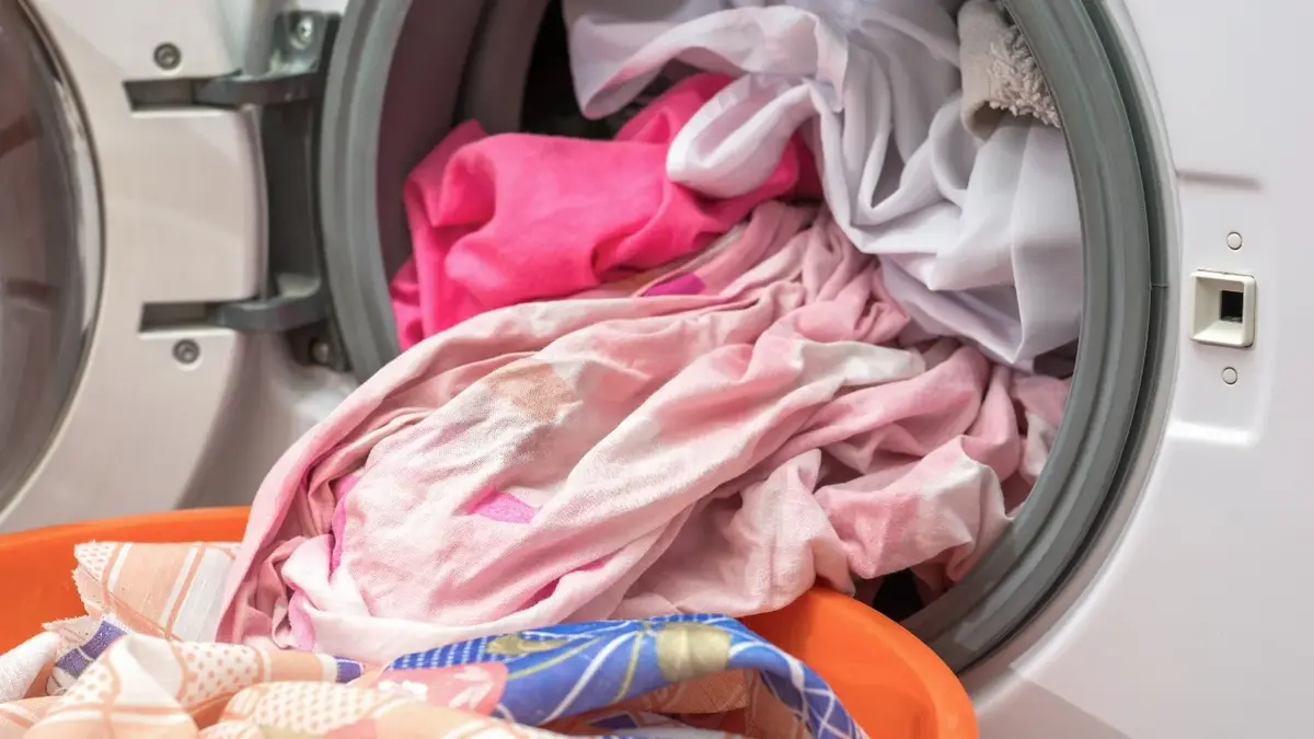Zafarbowane ubrania w pralce