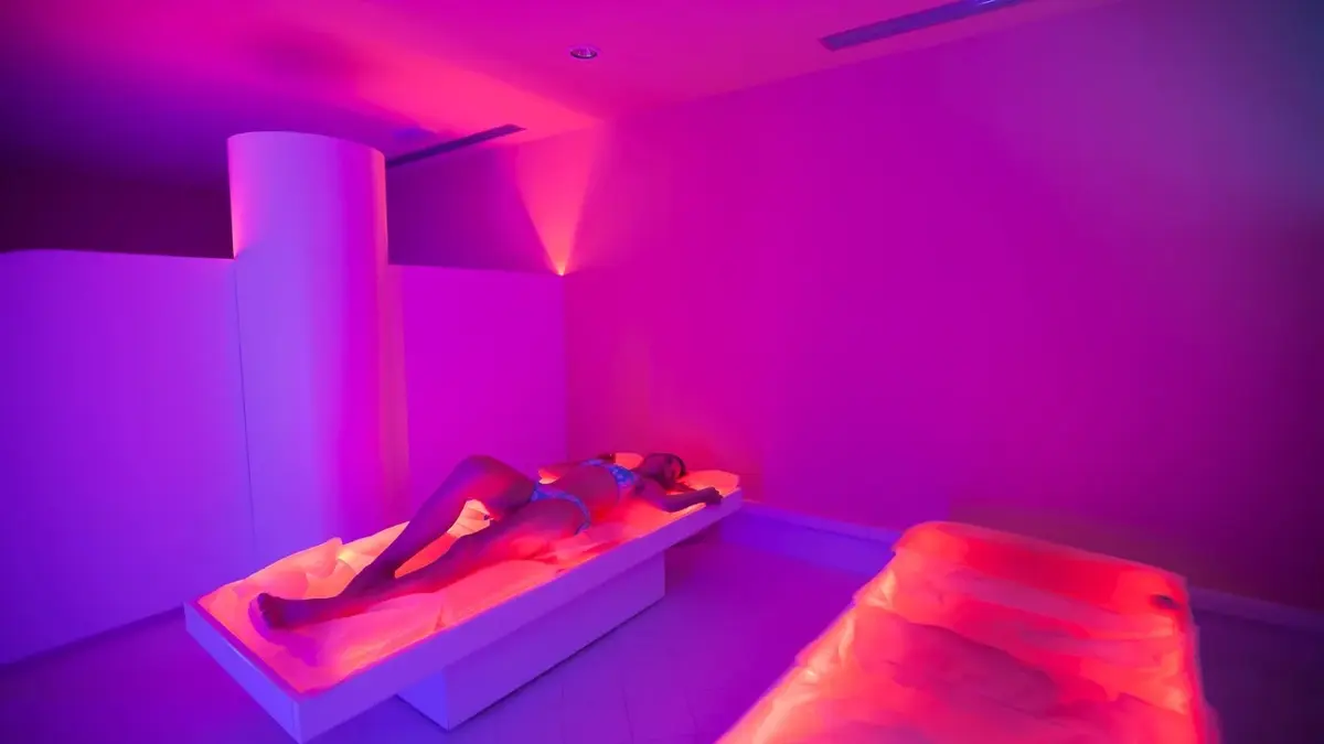 Pokój w różowo-fioletowych kolorach z dwoma łóżkami 