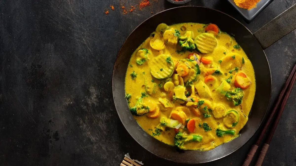 Zielone curry warzywne w głębokiej patelni
