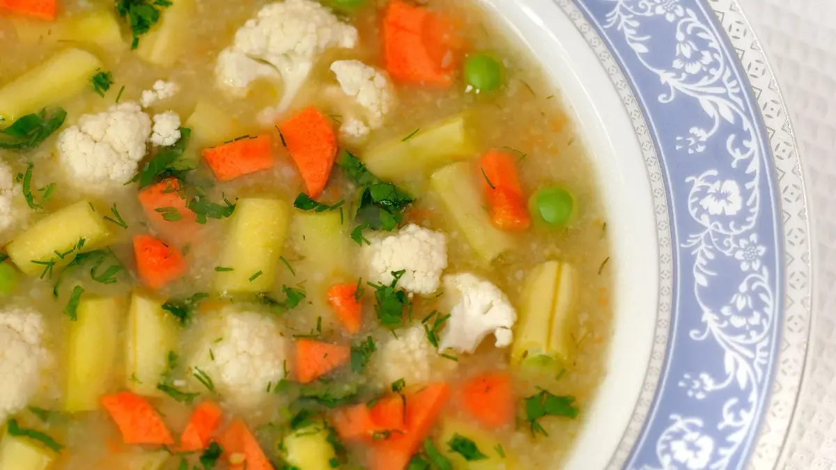 Zupa z fasolki szparagowej i warzyw w głębokim talerzu