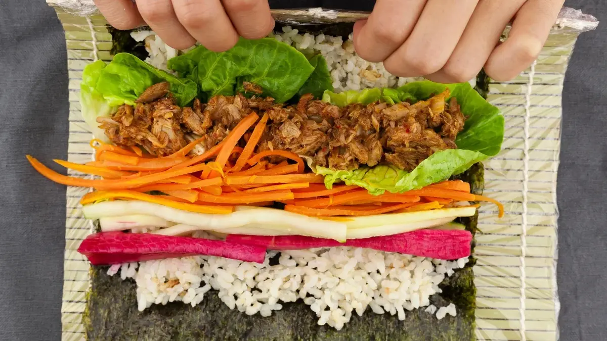 Kimbap  zawijany z różnymi warzywami i mięsem w nori