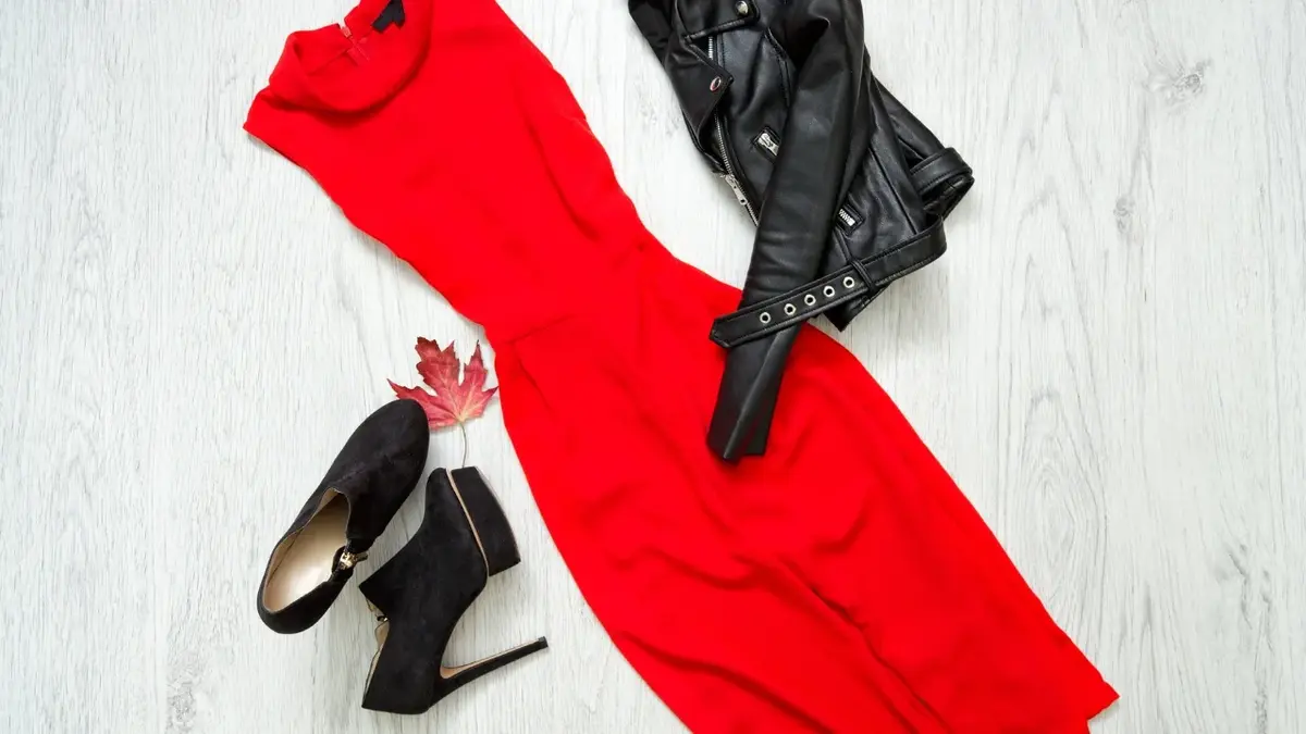 czerwona sukienka, czarne buty i skórzana kurtka na białym tle 