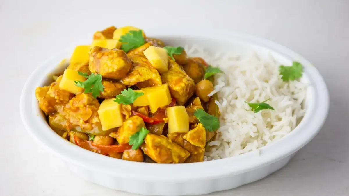 Kurczak w curry z warzywami w miseczce z ryżem