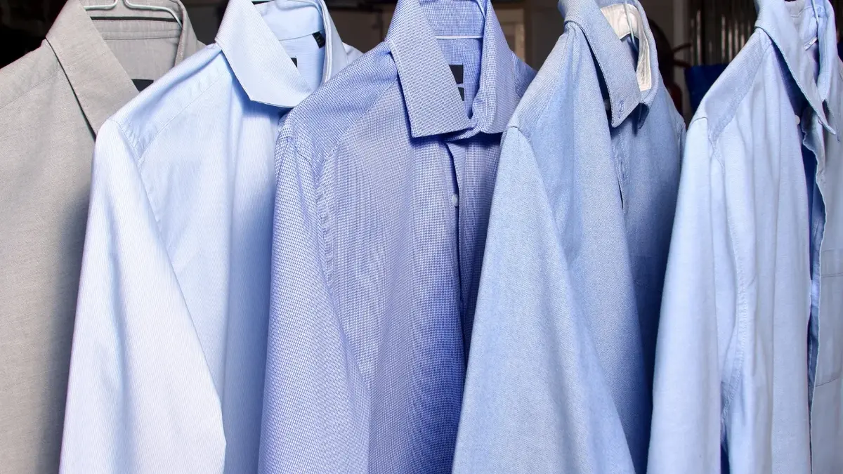 Wyprasowane koszule wiszące w szafie