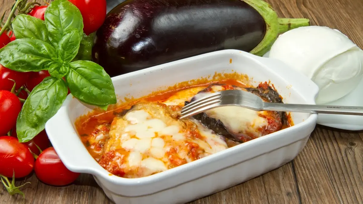 bakłażan zapiekany z mozzarellą i pomidorami w naczyniu do zapiekania 