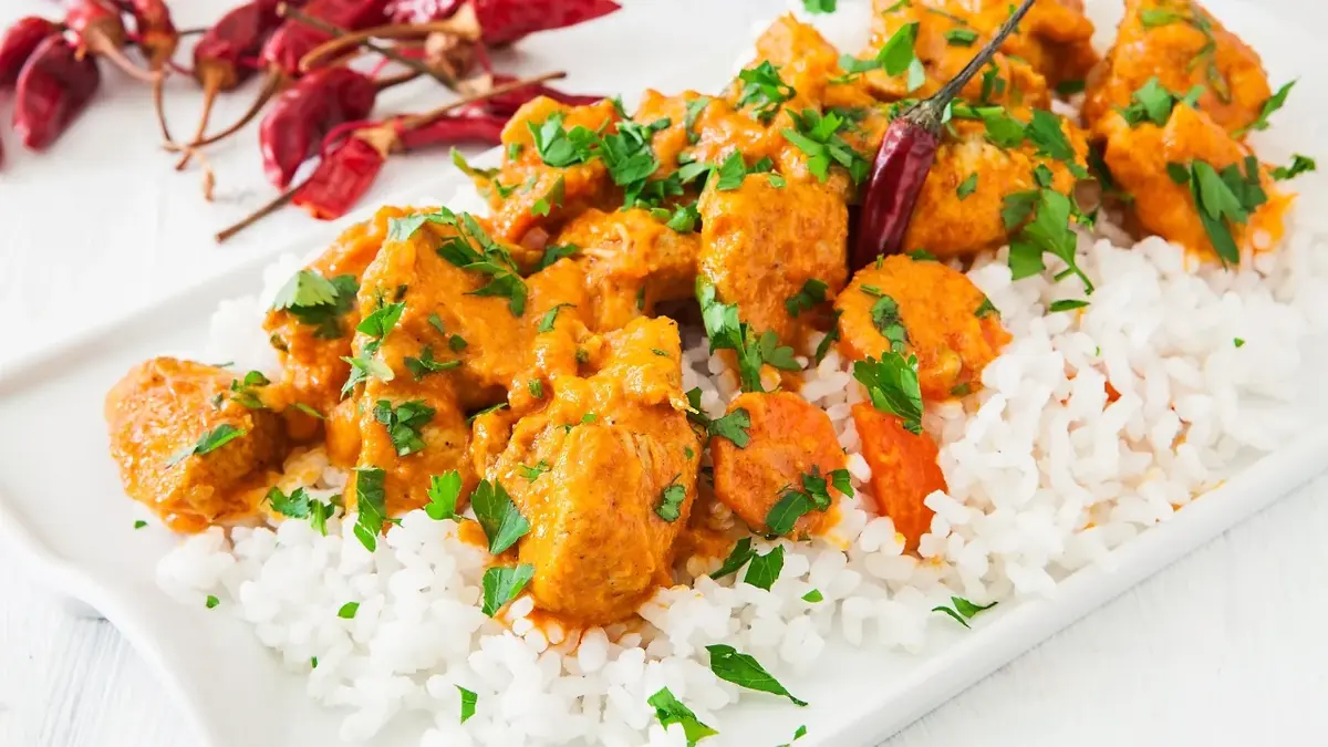 Kurczak w curry z warzywami na półmisku z ryżem