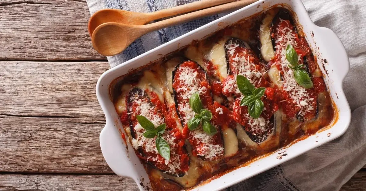 Główne zdjęcie - Pomysł na obiad bez mięsa: Bakłażan zapiekany z mozzarellą i pomidorami