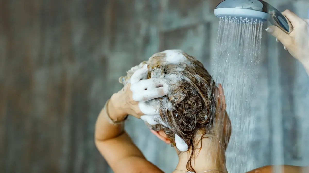 Kobieta myjąca włosy pod prysznicem