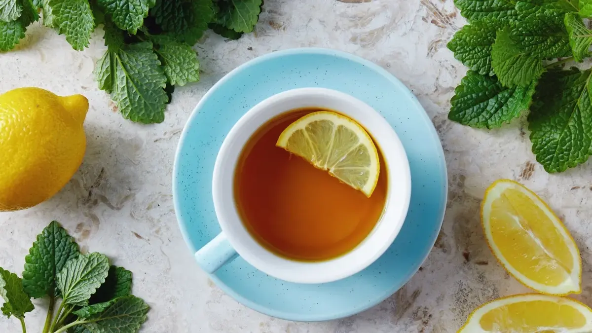 Herbata z melisy w filiżance